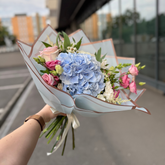 Buchet "Blue touch" cu hortensie și trandafiri